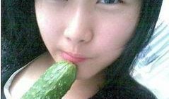 女生说吃瓜是什么意思怎么回答,“吃瓜”一词在女生间的流行含义