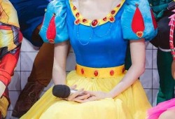 娱乐吃瓜穿上cos,Cosplay时尚盛宴，明星同款造型大揭秘！